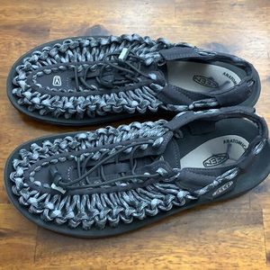 Women/Unisex Uneek bungee cord shoes. Size 8.5